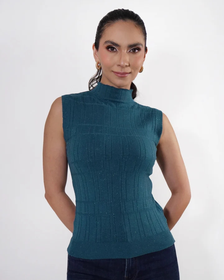 23-103NARA_2_720x Mujer usando blusa color azul.