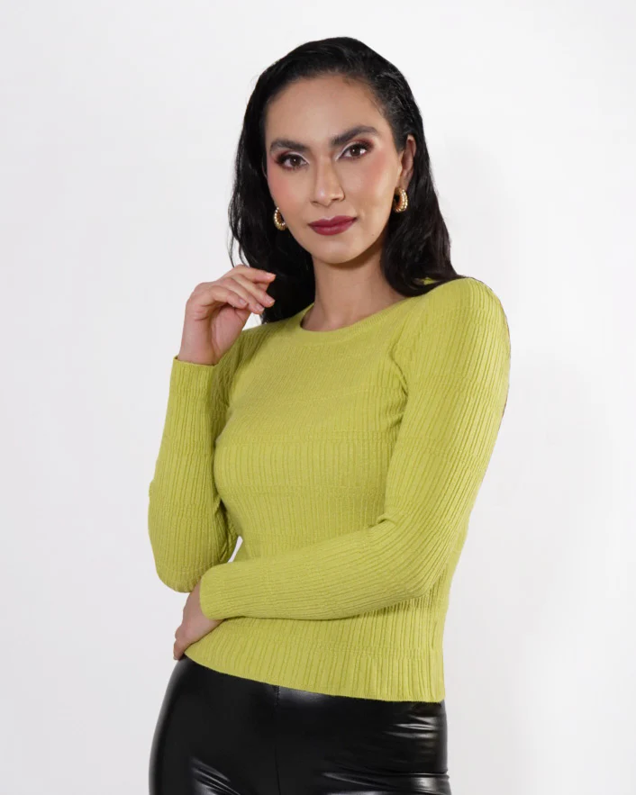 23-61555_720x Mujer usando blusa color verde.