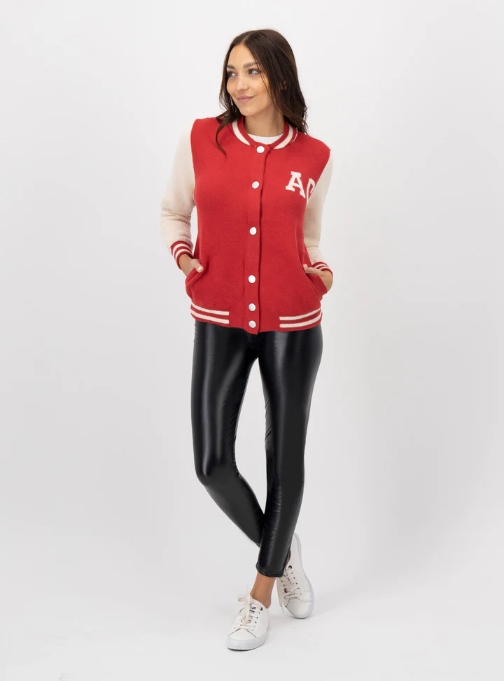 23-803GEORGIA-Fullbody-RAW-5_720x Mujer usando beisbolera color rojo.