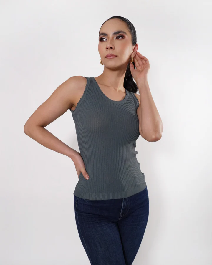 23-90323_720x Mujer usando blusa color gris.
