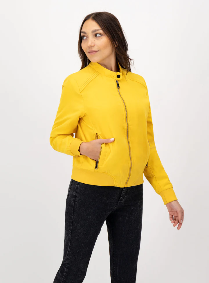 ZJX22046BROOKSGAMUZA-MEDIUM-RAW-3_720x Mujer usando bomber color amarillo.