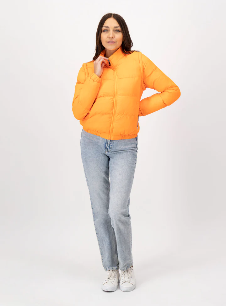 ZJX233052DESMONTABLE-Fullbody-RAW-3_720x Mujer con chamarra color amarillo.